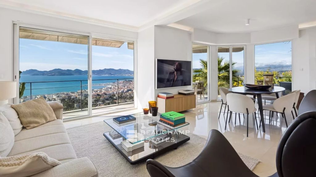 2-Bedroom apartment with sea view – Cannes