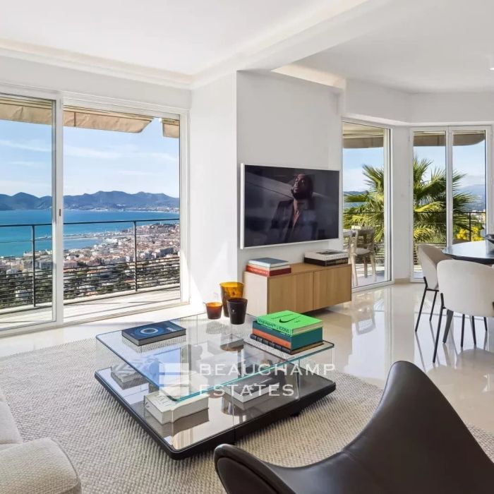 2-Bedroom apartment with sea view – Cannes