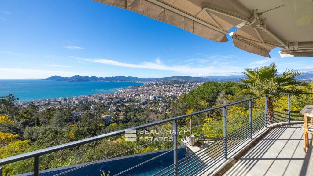 2-Bedroom apartment with sea view – Cannes