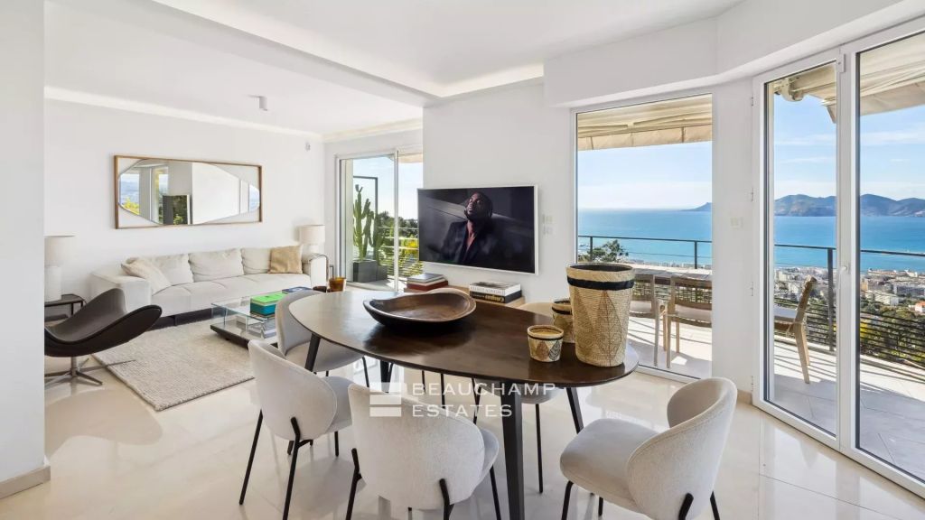 2-Bedroom apartment with sea view – Cannes