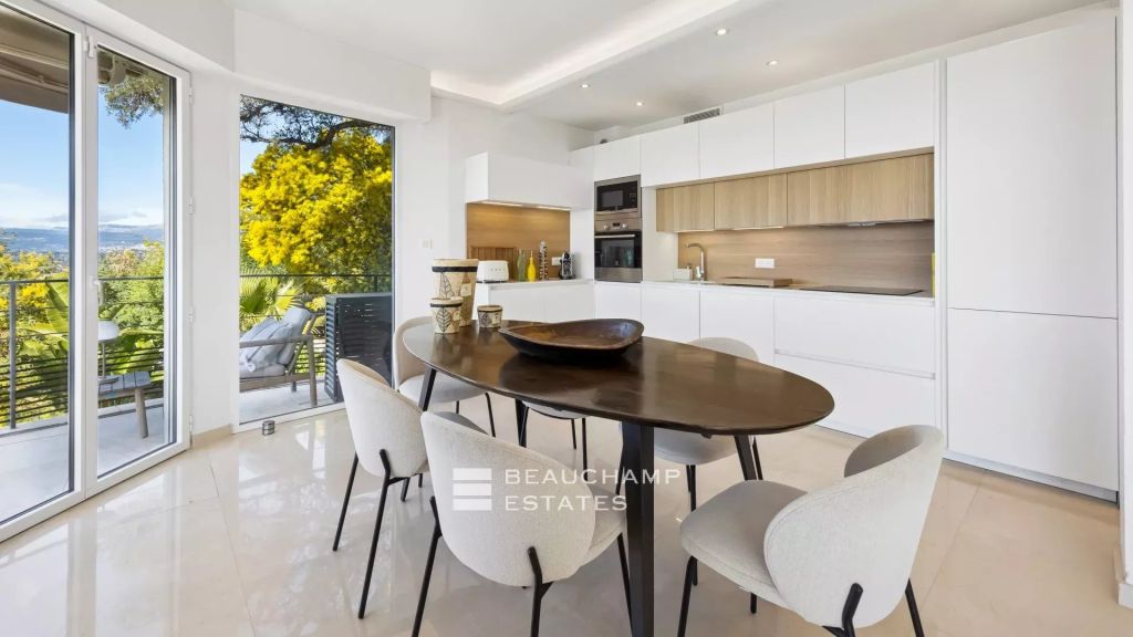 2-Bedroom apartment with sea view – Cannes