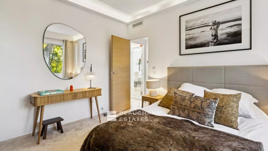 2-Bedroom apartment with sea view – Cannes