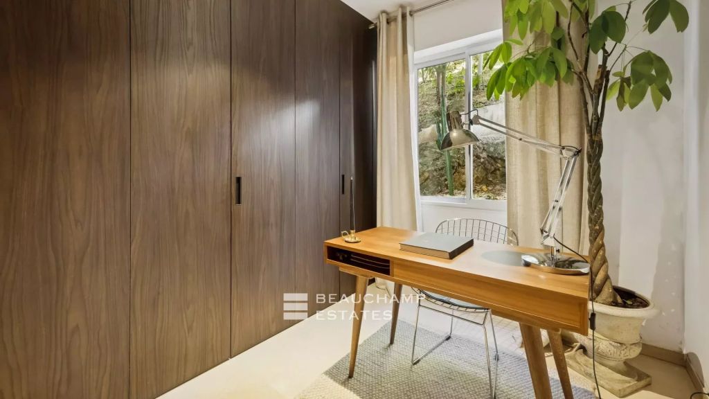 2-Bedroom apartment with sea view – Cannes