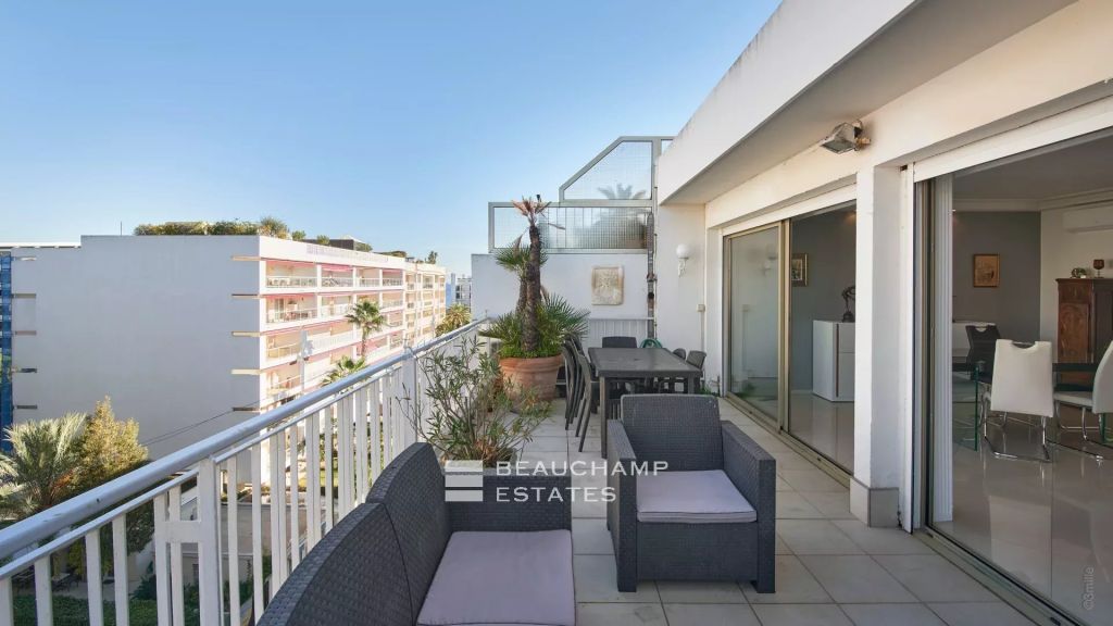 2 bedroom apartment with terrace – Cannes Croisette