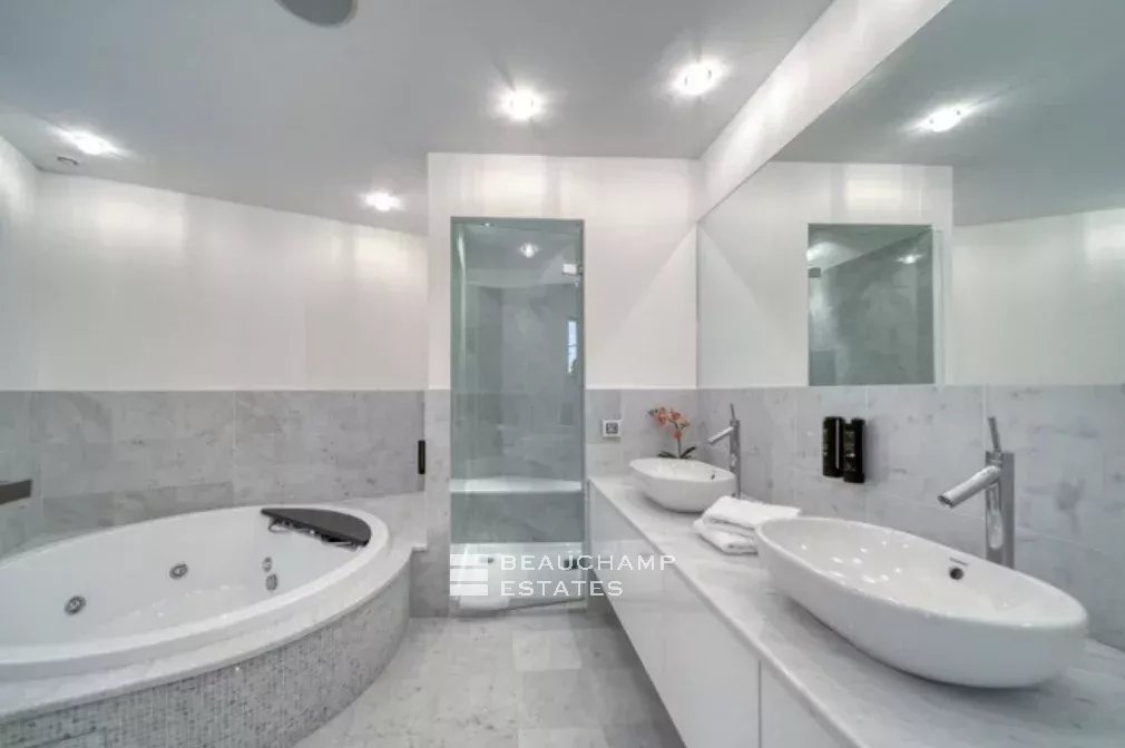 3 en suite bedrooms facing the Palais – Cannes Croisette 3 en suite bedrooms facing the Palais – Cannes Croisette