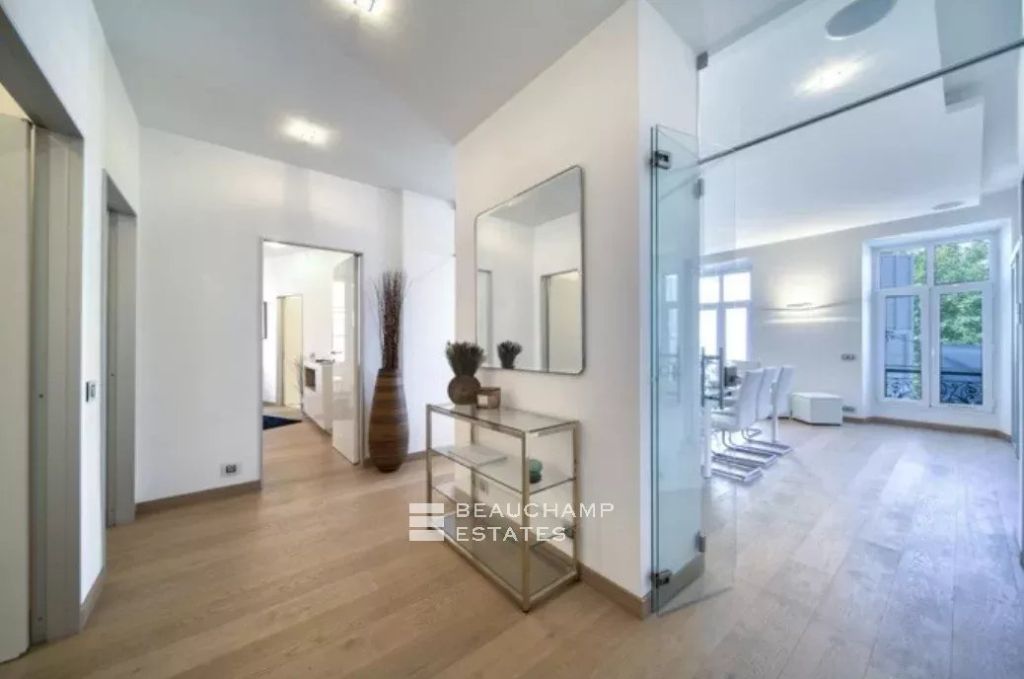 3 en suite bedrooms facing the Palais – Cannes Croisette
