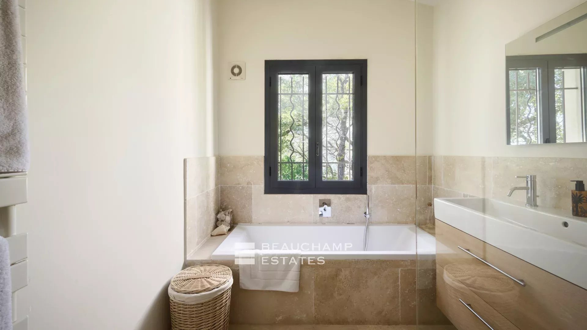 4-bedroom neo-Provençal villa in Châteauneuf-Grasse 4-bedroom neo-Provençal villa in Châteauneuf-Grasse