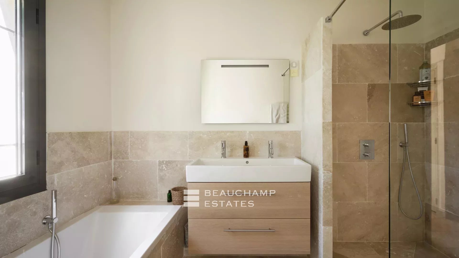 4-bedroom neo-Provençal villa in Châteauneuf-Grasse 4-bedroom neo-Provençal villa in Châteauneuf-Grasse