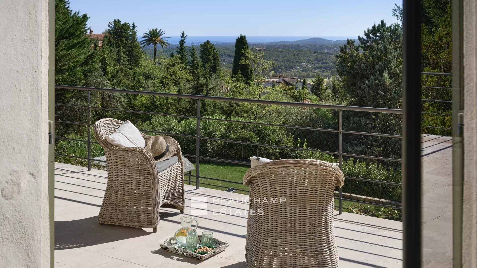 4-bedroom neo-Provençal villa in Châteauneuf-Grasse 4-bedroom neo-Provençal villa in Châteauneuf-Grasse