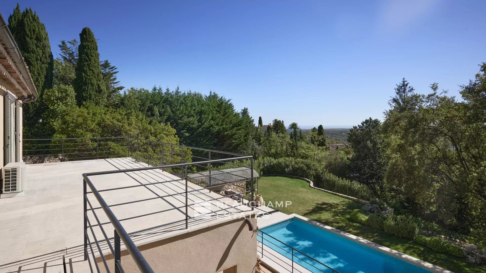 4-bedroom neo-Provençal villa in Châteauneuf-Grasse 4-bedroom neo-Provençal villa in Châteauneuf-Grasse