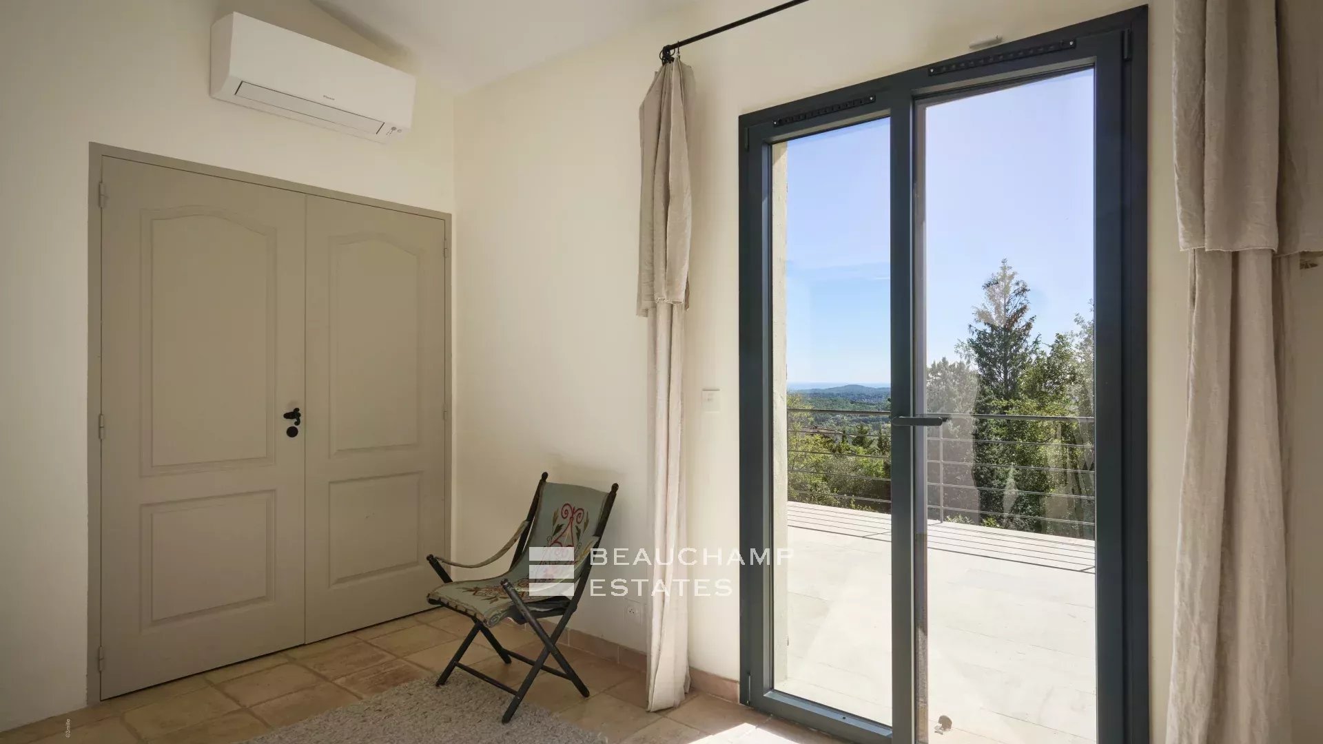 4-bedroom neo-Provençal villa in Châteauneuf-Grasse 4-bedroom neo-Provençal villa in Châteauneuf-Grasse