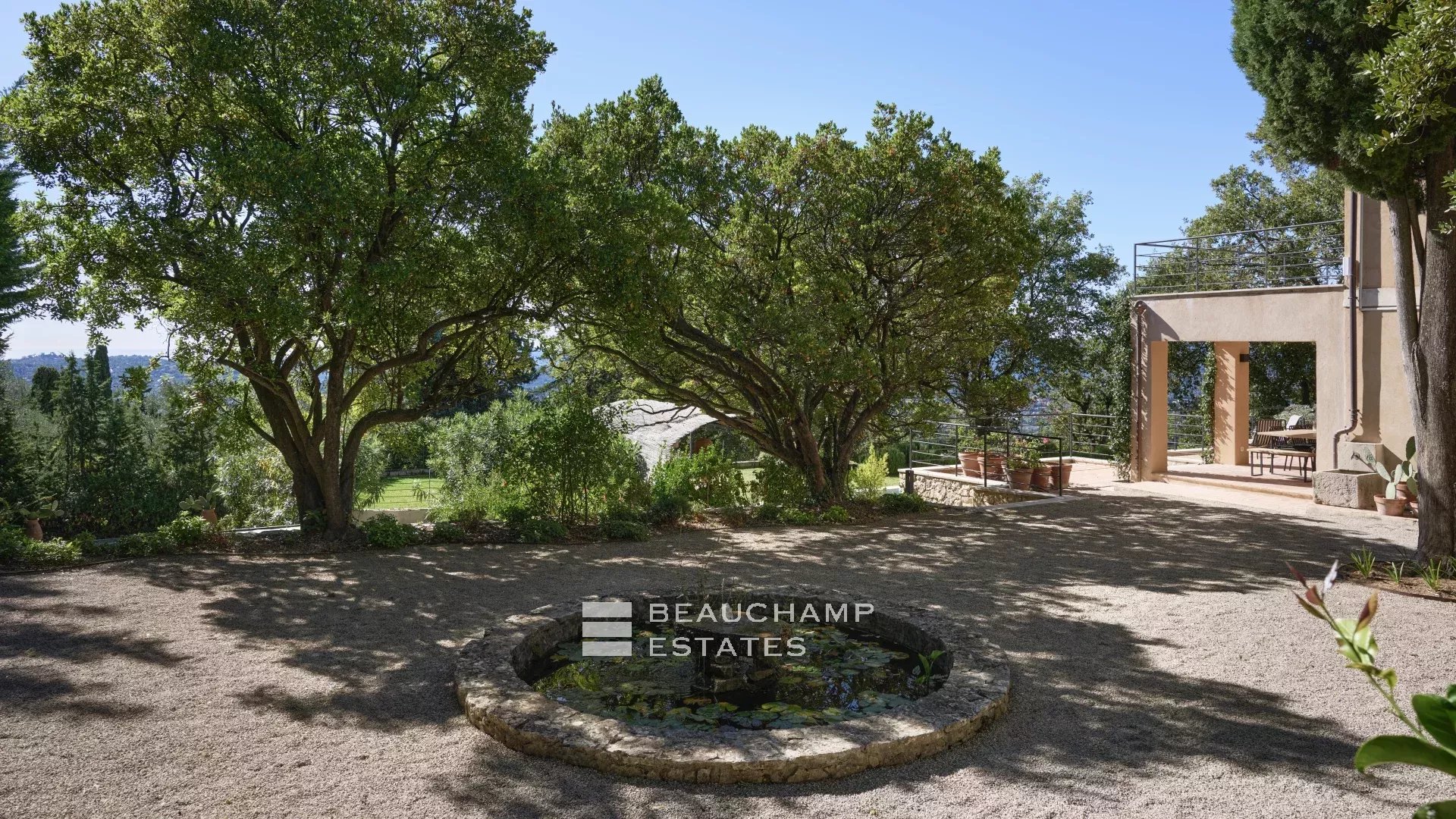 4-bedroom neo-Provençal villa in Châteauneuf-Grasse 4-bedroom neo-Provençal villa in Châteauneuf-Grasse