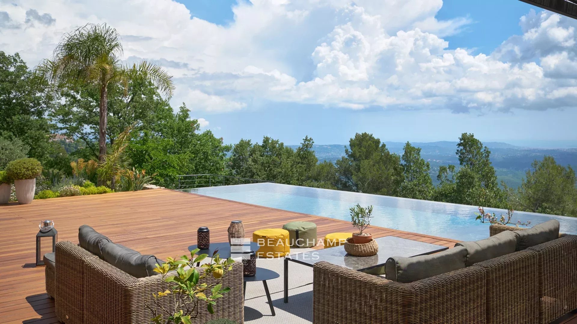 Villa néoprovençale de 4 chambres avec vue époustouflante sur la mer et les montagnes à Spéracèdes 4-bedroom neo-Provencal villa with breathtaking views of the sea and mountains in Spéracèdes