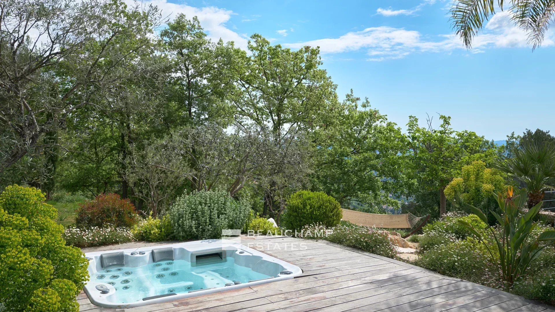 Villa néoprovençale de 4 chambres avec vue époustouflante sur la mer et les montagnes à Spéracèdes 4-bedroom neo-Provencal villa with breathtaking views of the sea and mountains in Spéracèdes