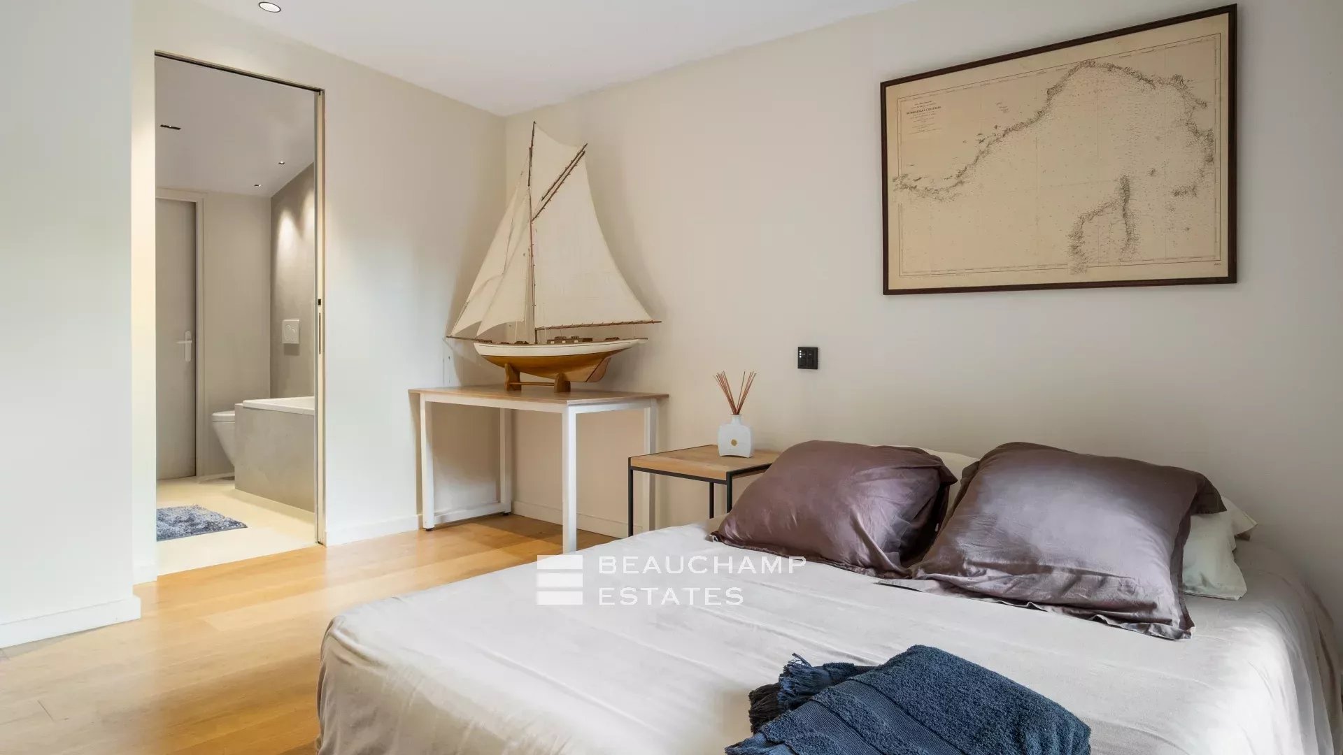 Villa néoprovençale de 4 chambres avec vue époustouflante sur la mer et les montagnes à Spéracèdes 4-bedroom neo-Provencal villa with breathtaking views of the sea and mountains in Spéracèdes