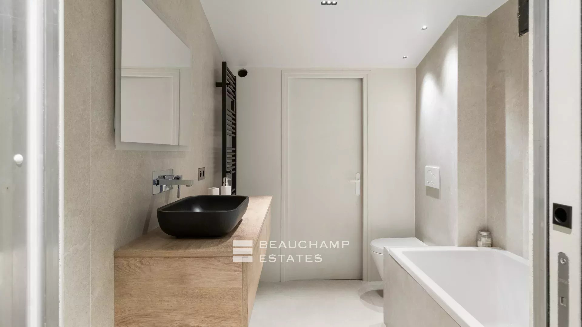 Villa néoprovençale de 4 chambres avec vue époustouflante sur la mer et les montagnes à Spéracèdes 4-bedroom neo-Provencal villa with breathtaking views of the sea and mountains in Spéracèdes