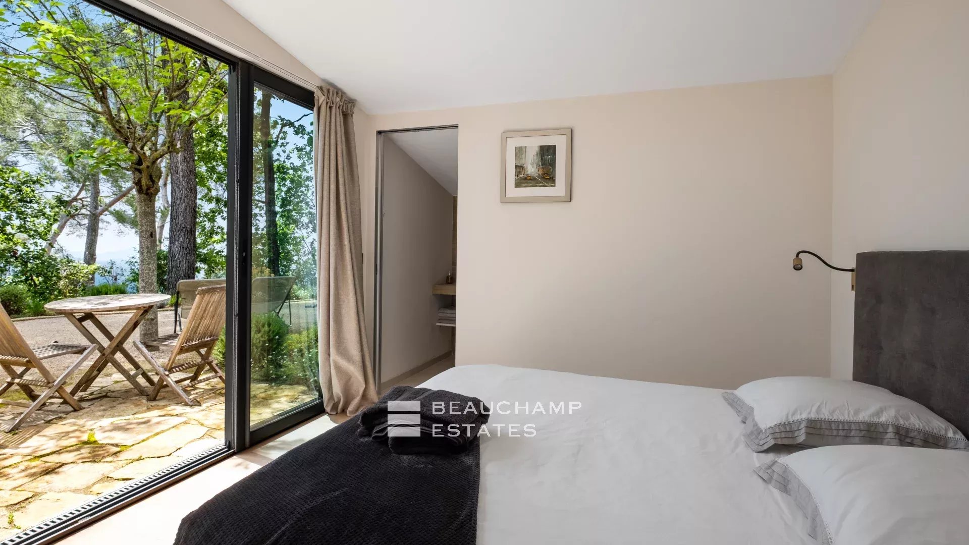 Villa néoprovençale de 4 chambres avec vue époustouflante sur la mer et les montagnes à Spéracèdes 4-bedroom neo-Provencal villa with breathtaking views of the sea and mountains in Spéracèdes