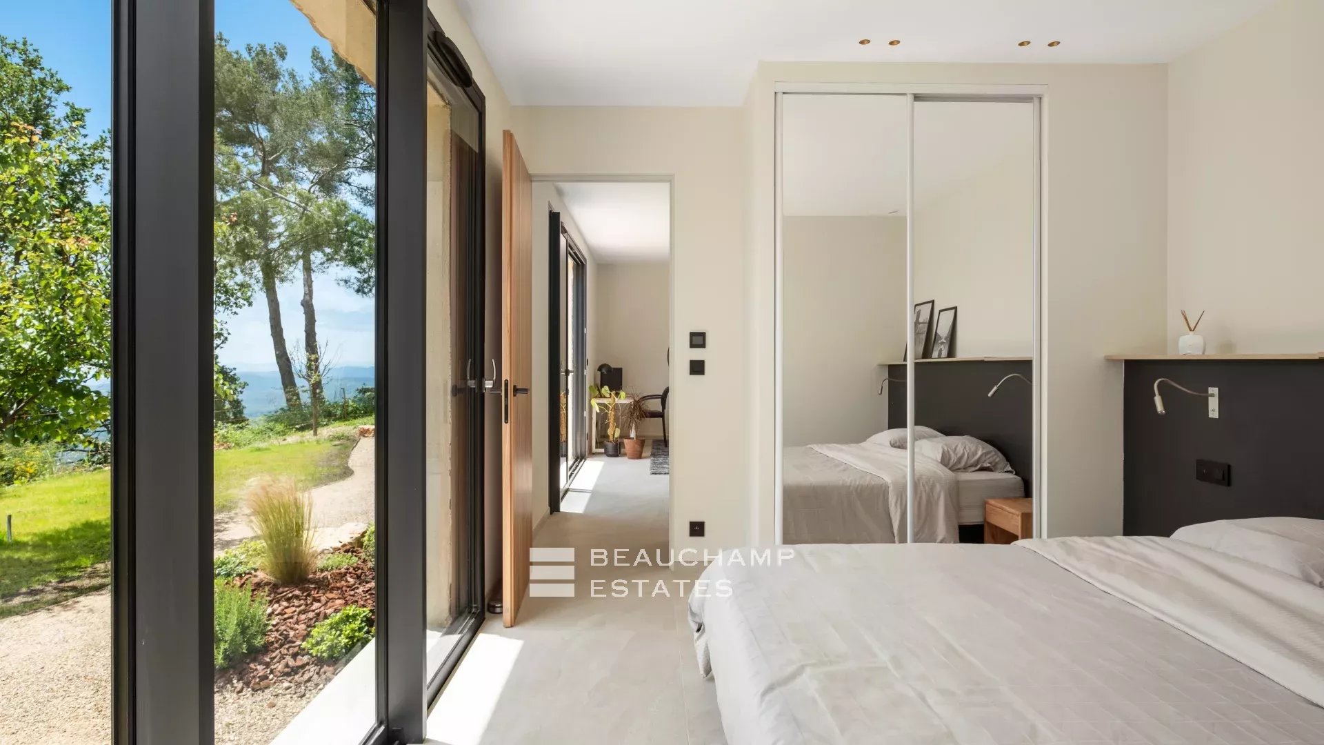 Villa néoprovençale de 4 chambres avec vue époustouflante sur la mer et les montagnes à Spéracèdes 4-bedroom neo-Provencal villa with breathtaking views of the sea and mountains in Spéracèdes