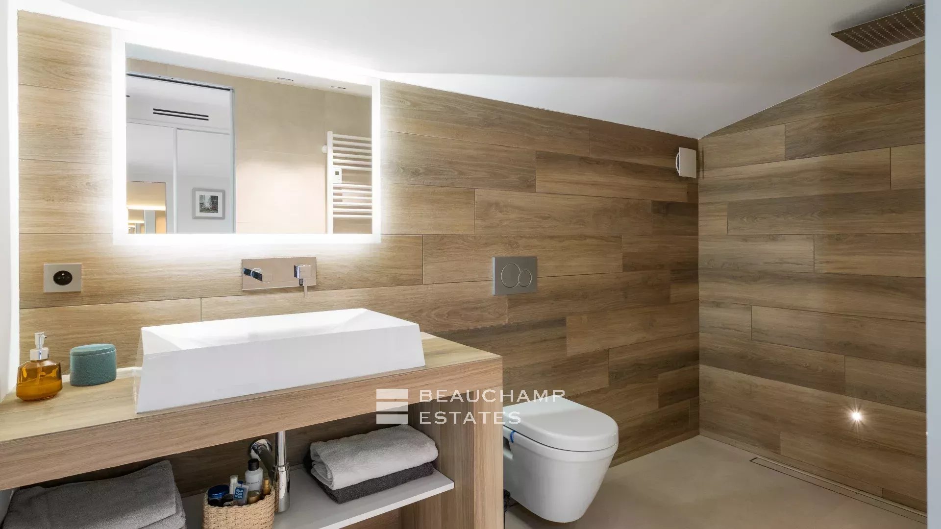 Villa néoprovençale de 4 chambres avec vue époustouflante sur la mer et les montagnes à Spéracèdes 4-bedroom neo-Provencal villa with breathtaking views of the sea and mountains in Spéracèdes