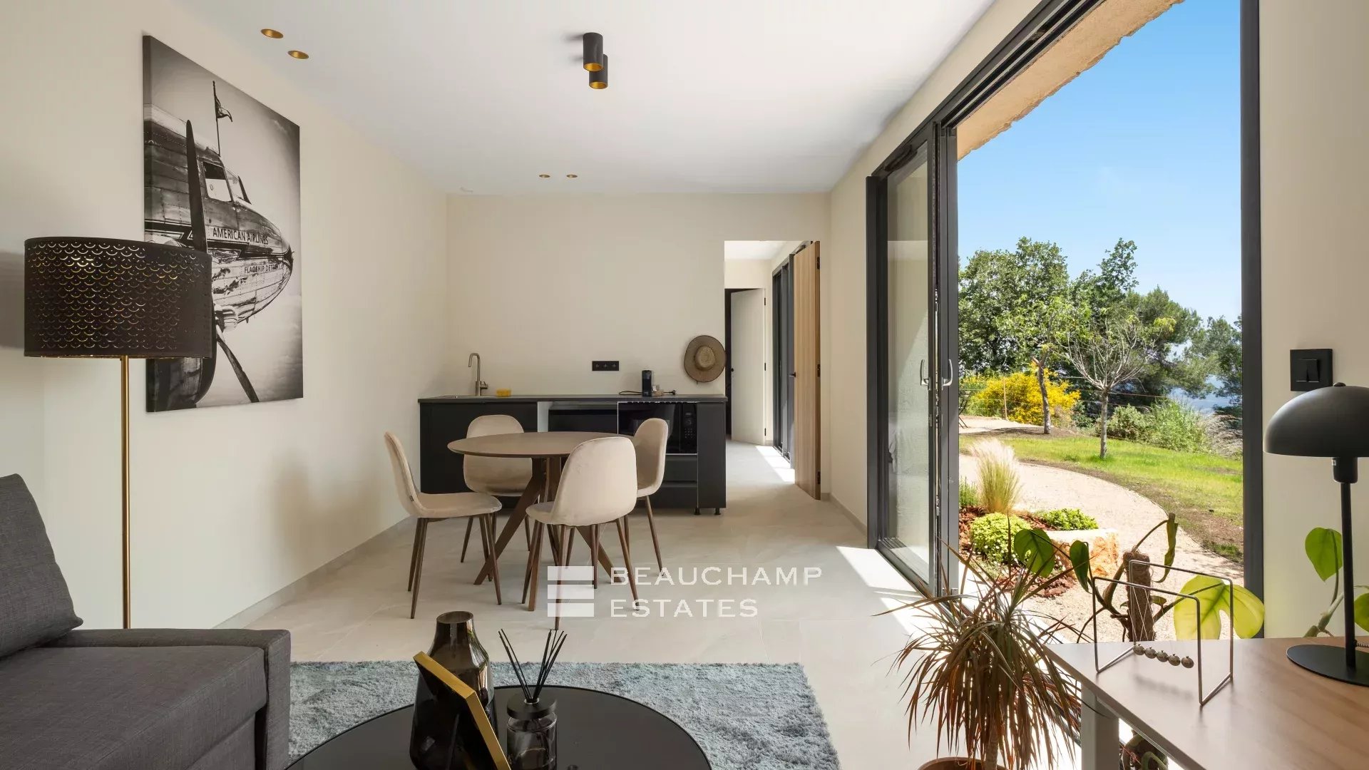 Villa néoprovençale de 4 chambres avec vue époustouflante sur la mer et les montagnes à Spéracèdes 4-bedroom neo-Provencal villa with breathtaking views of the sea and mountains in Spéracèdes