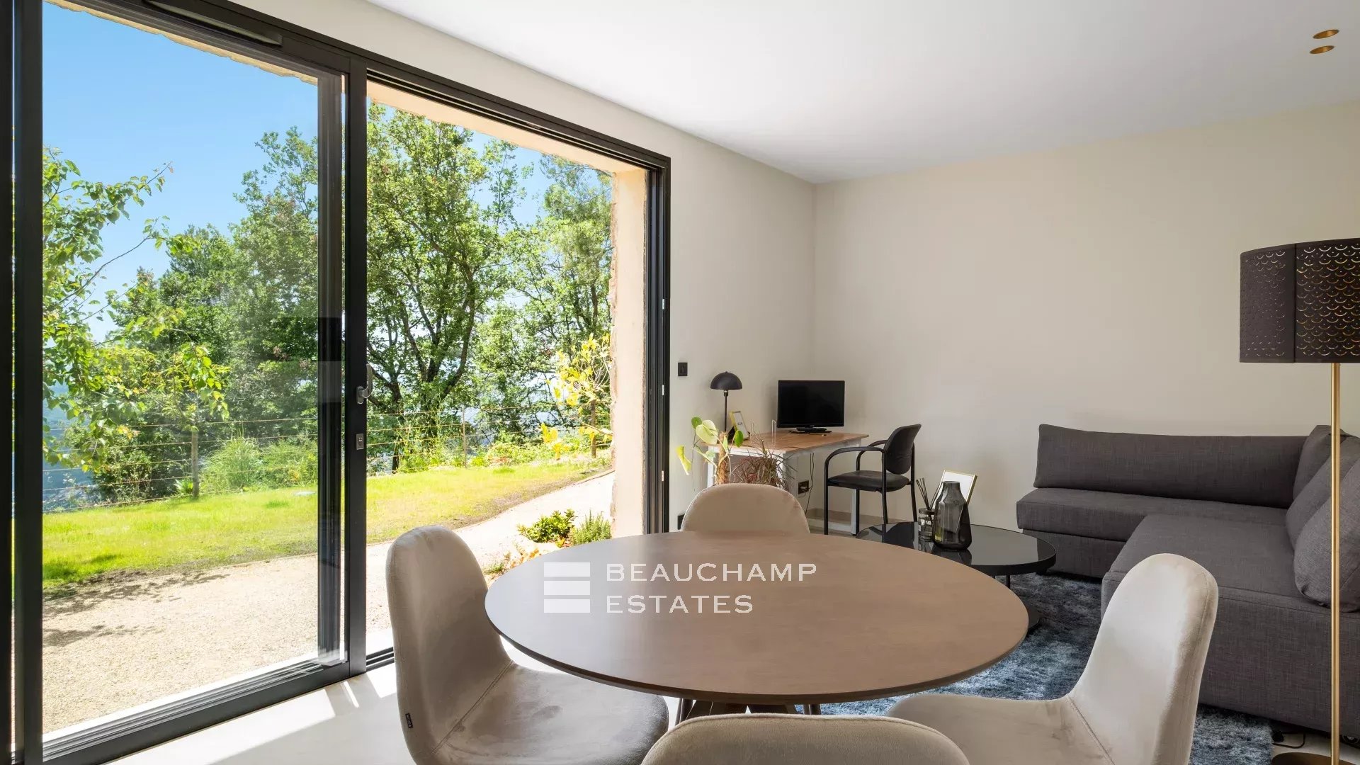 Villa néoprovençale de 4 chambres avec vue époustouflante sur la mer et les montagnes à Spéracèdes 4-bedroom neo-Provencal villa with breathtaking views of the sea and mountains in Spéracèdes