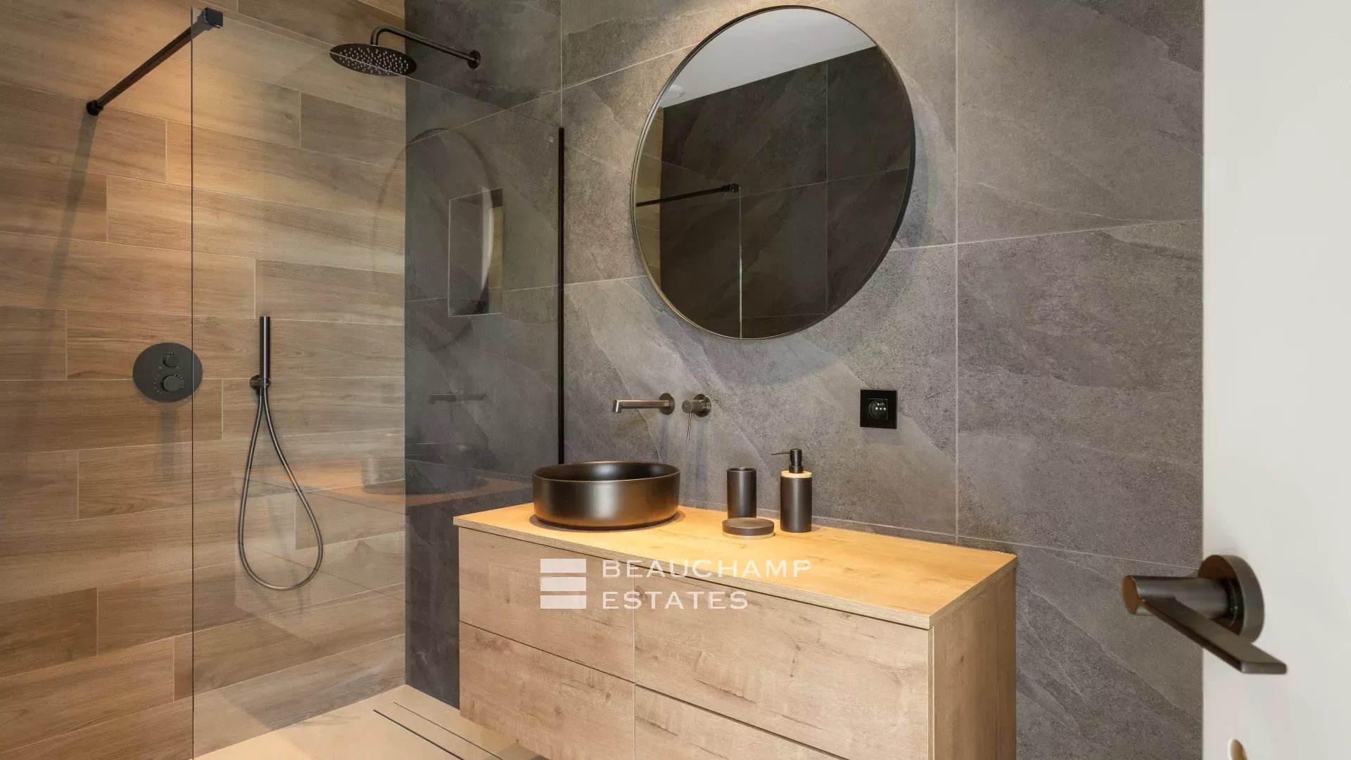 Villa néoprovençale de 4 chambres avec vue époustouflante sur la mer et les montagnes à Spéracèdes 4-bedroom neo-Provencal villa with breathtaking views of the sea and mountains in Spéracèdes