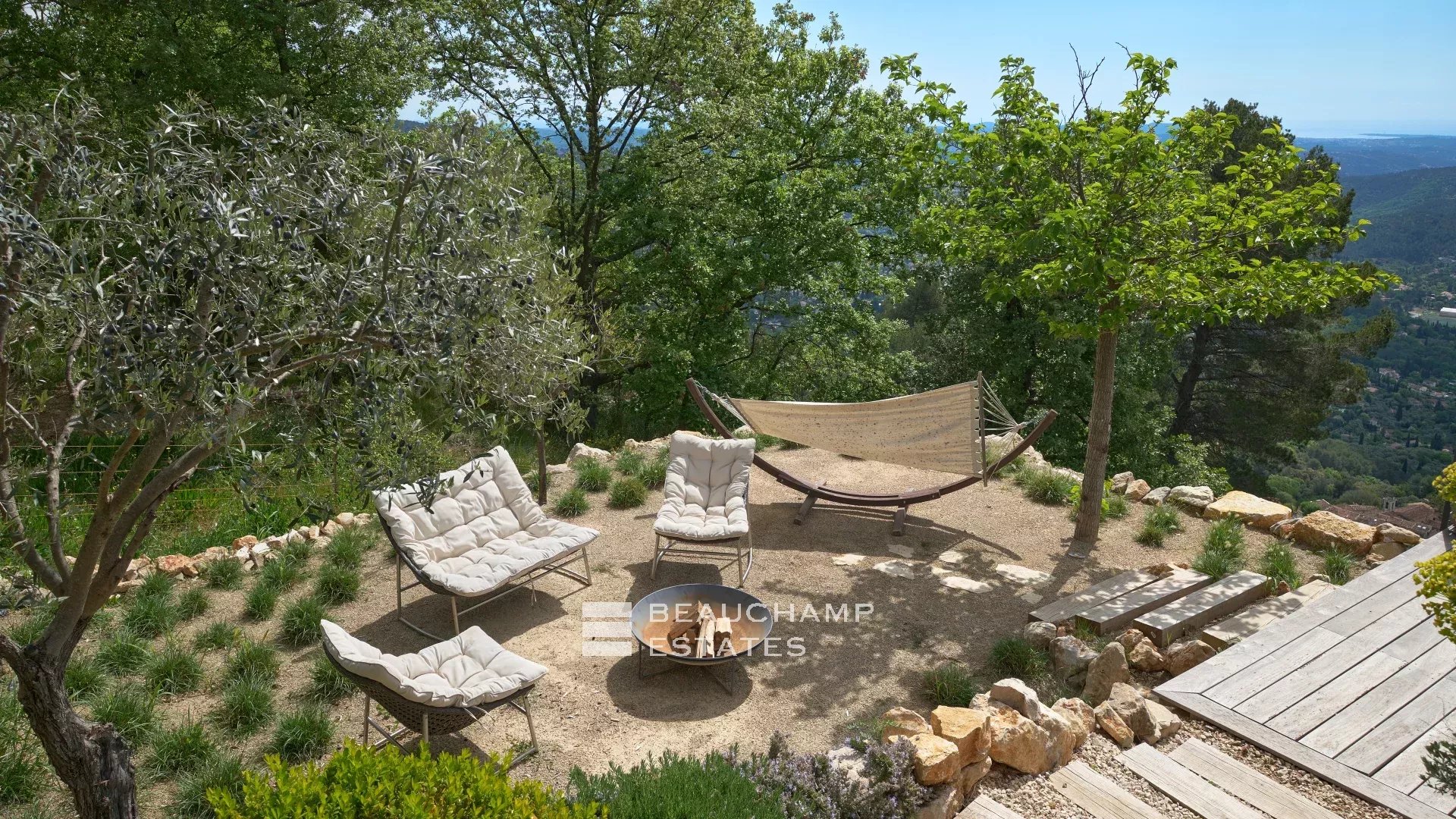 Villa néoprovençale de 4 chambres avec vue époustouflante sur la mer et les montagnes à Spéracèdes 4-bedroom neo-Provencal villa with breathtaking views of the sea and mountains in Spéracèdes