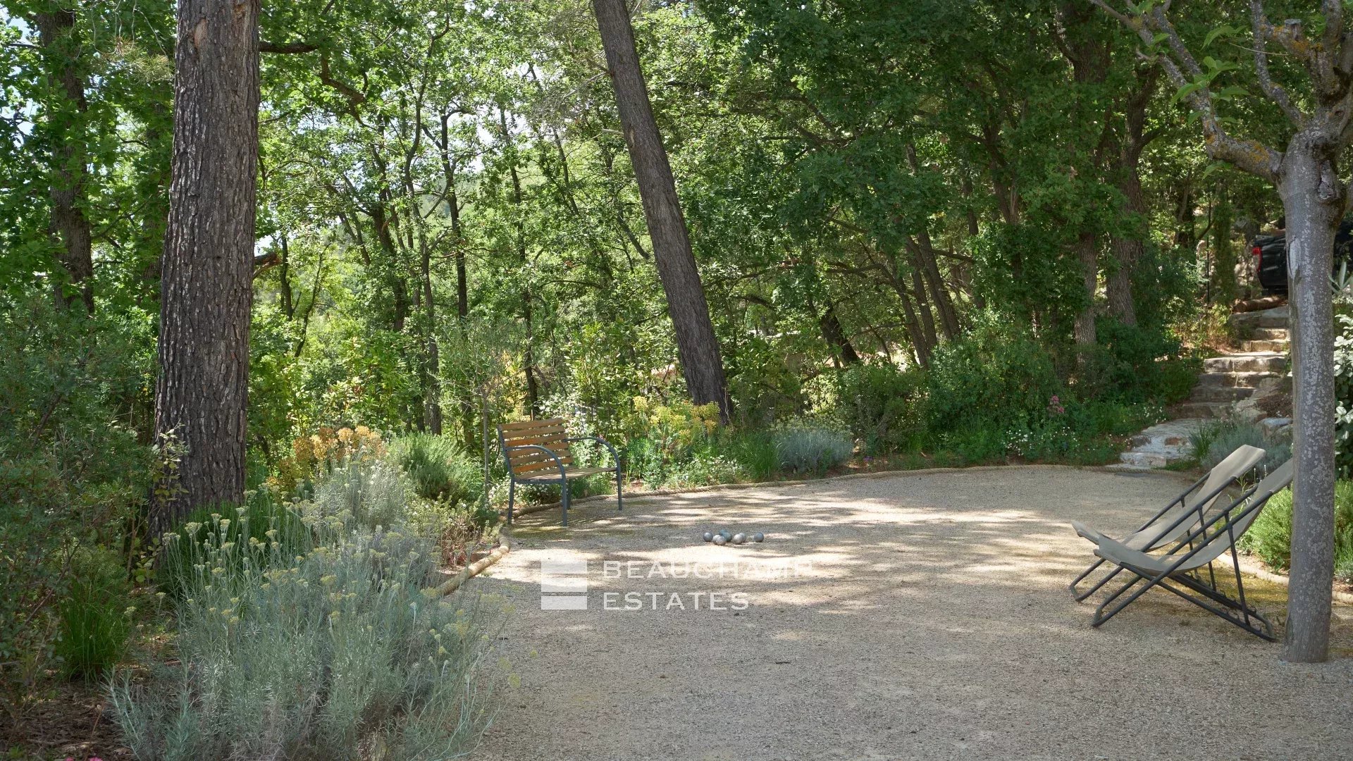 Villa néoprovençale de 4 chambres avec vue époustouflante sur la mer et les montagnes à Spéracèdes 4-bedroom neo-Provencal villa with breathtaking views of the sea and mountains in Spéracèdes