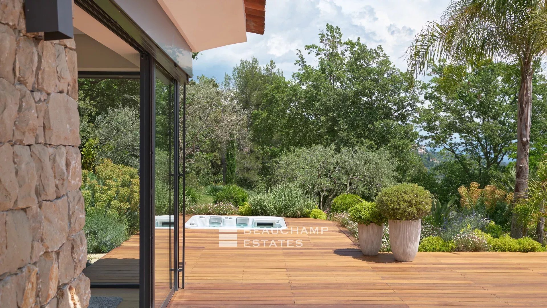 Villa néoprovençale de 4 chambres avec vue époustouflante sur la mer et les montagnes à Spéracèdes 4-bedroom neo-Provencal villa with breathtaking views of the sea and mountains in Spéracèdes