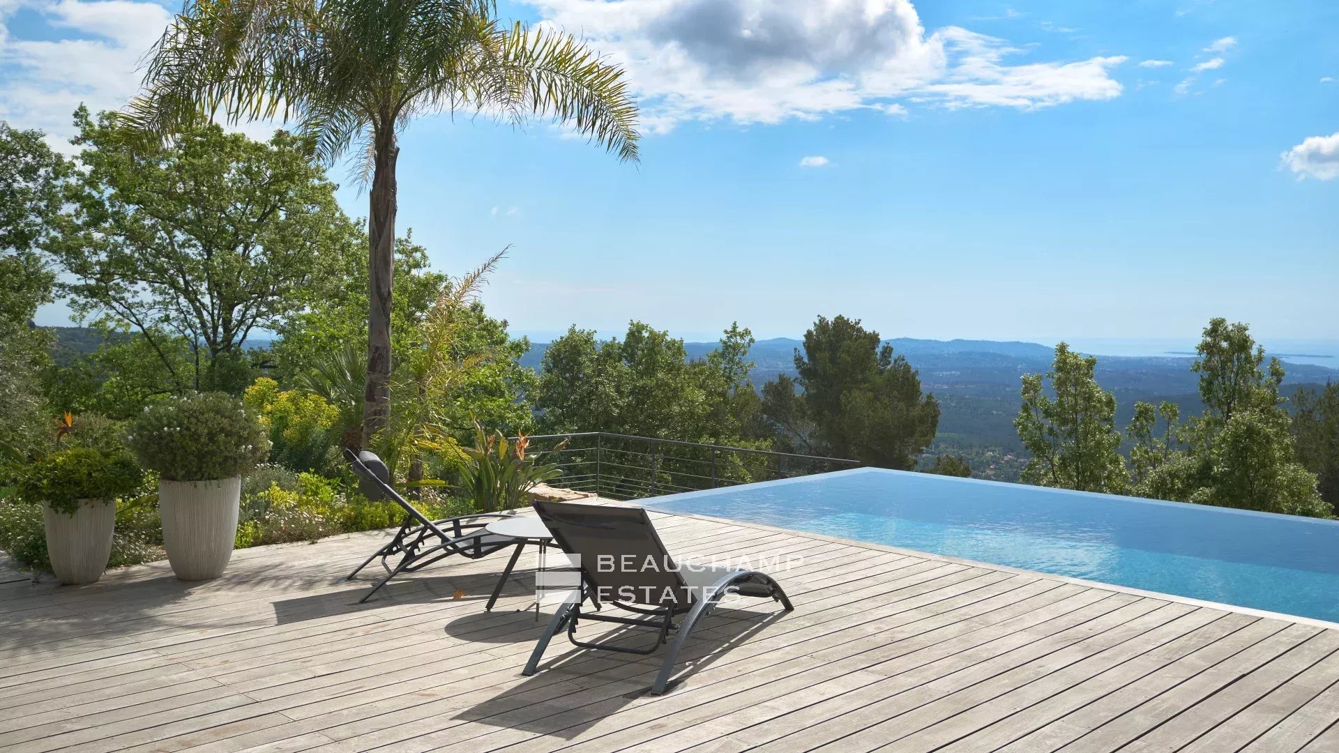 Villa néoprovençale de 4 chambres avec vue époustouflante sur la mer et les montagnes à Spéracèdes 4-bedroom neo-Provencal villa with breathtaking views of the sea and mountains in Spéracèdes