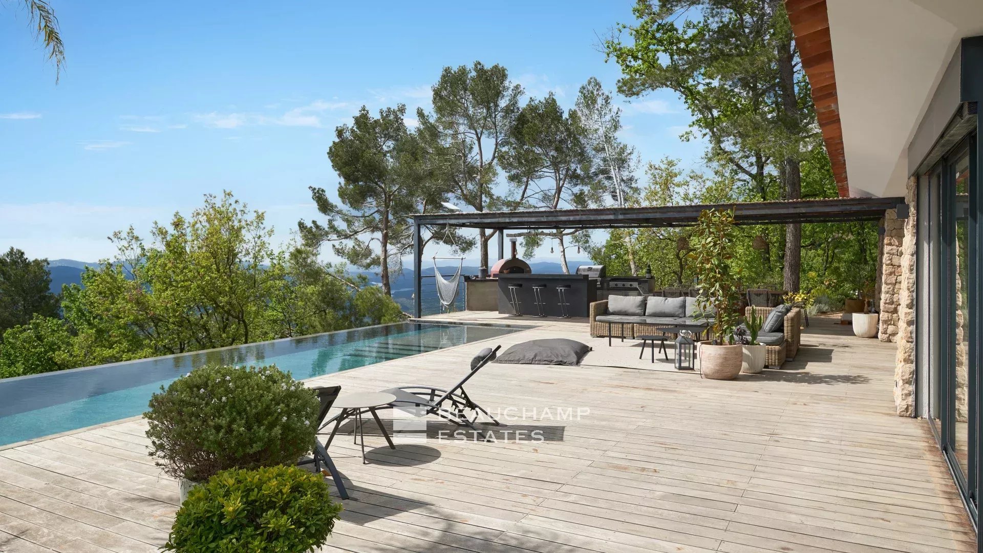 Villa néoprovençale de 4 chambres avec vue époustouflante sur la mer et les montagnes à Spéracèdes 4-bedroom neo-Provencal villa with breathtaking views of the sea and mountains in Spéracèdes