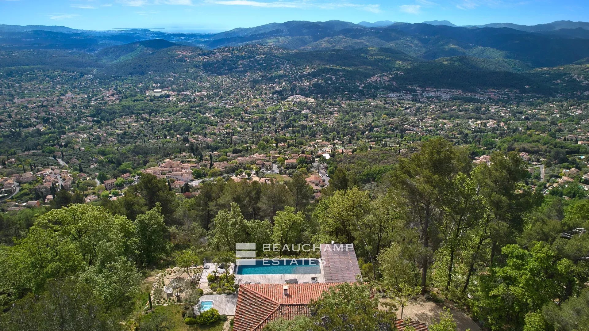 Villa néoprovençale de 4 chambres avec vue époustouflante sur la mer et les montagnes à Spéracèdes 4-bedroom neo-Provencal villa with breathtaking views of the sea and mountains in Spéracèdes