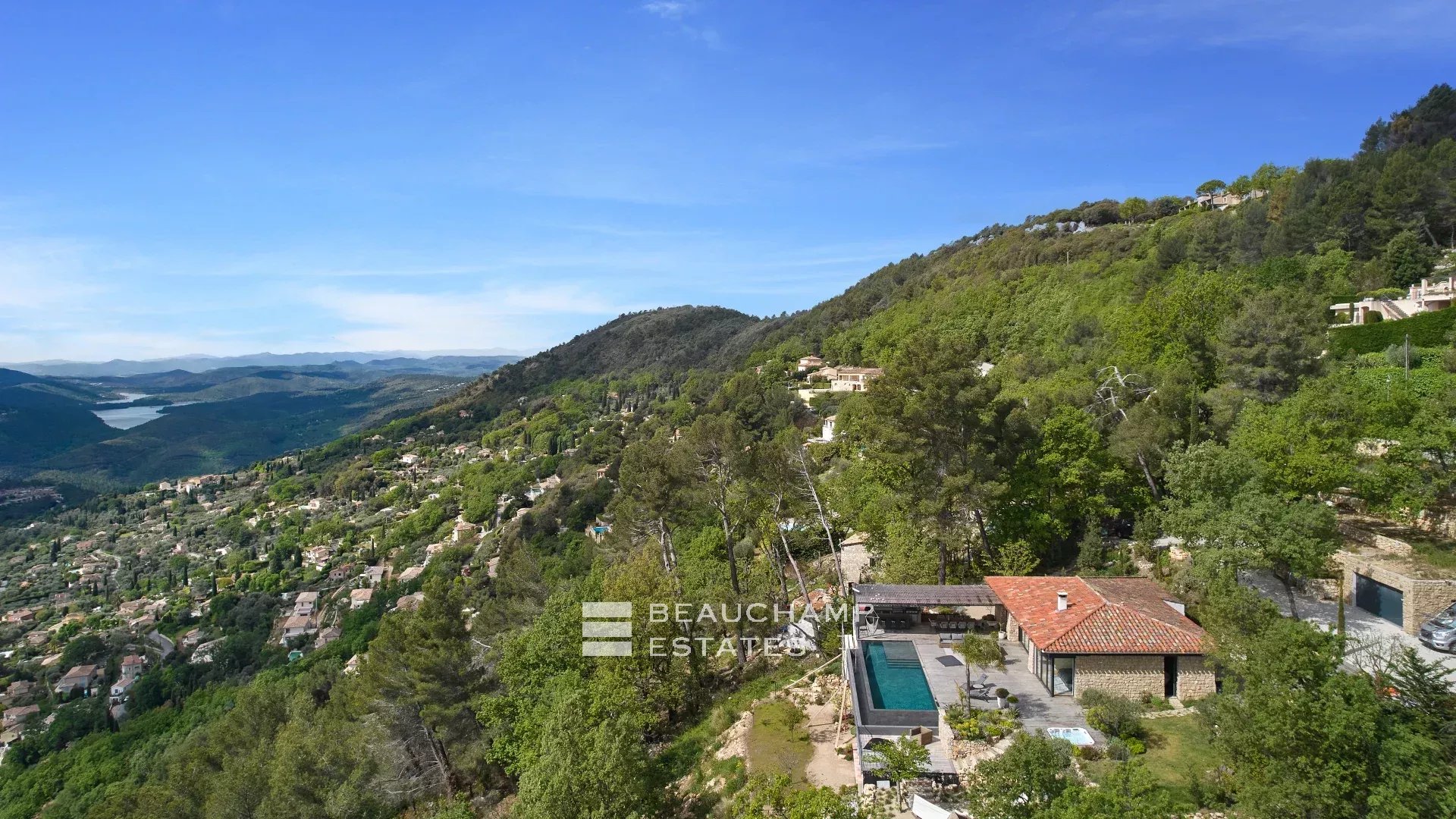 Villa néoprovençale de 4 chambres avec vue époustouflante sur la mer et les montagnes à Spéracèdes 4-bedroom neo-Provencal villa with breathtaking views of the sea and mountains in Spéracèdes