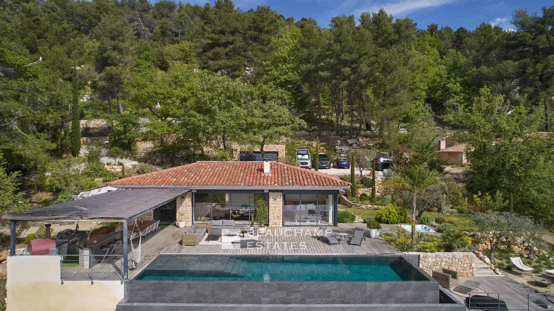 Villa néoprovençale de 4 chambres avec vue époustouflante sur la mer et les montagnes à Spéracèdes 4-bedroom neo-Provencal villa with breathtaking views of the sea and mountains in Spéracèdes