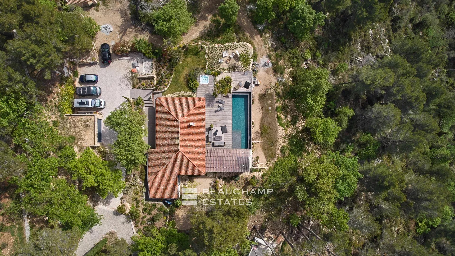 Villa néoprovençale de 4 chambres avec vue époustouflante sur la mer et les montagnes à Spéracèdes 4-bedroom neo-Provencal villa with breathtaking views of the sea and mountains in Spéracèdes