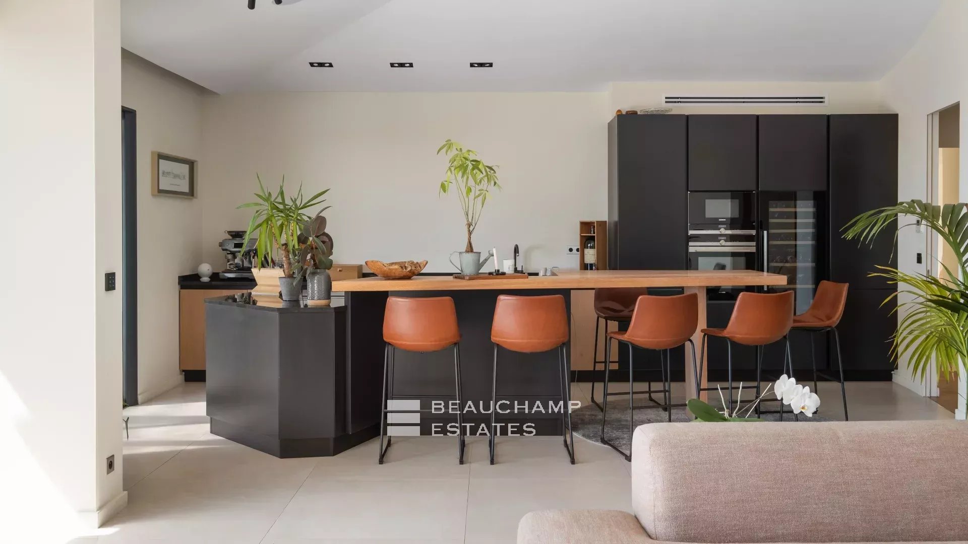 Villa néoprovençale de 4 chambres avec vue époustouflante sur la mer et les montagnes à Spéracèdes 4-bedroom neo-Provencal villa with breathtaking views of the sea and mountains in Spéracèdes