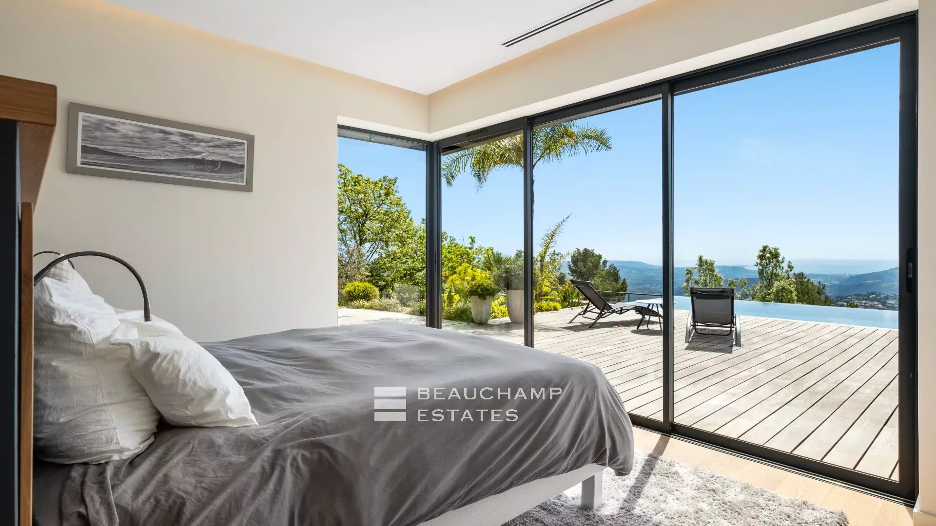 Villa néoprovençale de 4 chambres avec vue époustouflante sur la mer et les montagnes à Spéracèdes 4-bedroom neo-Provencal villa with breathtaking views of the sea and mountains in Spéracèdes