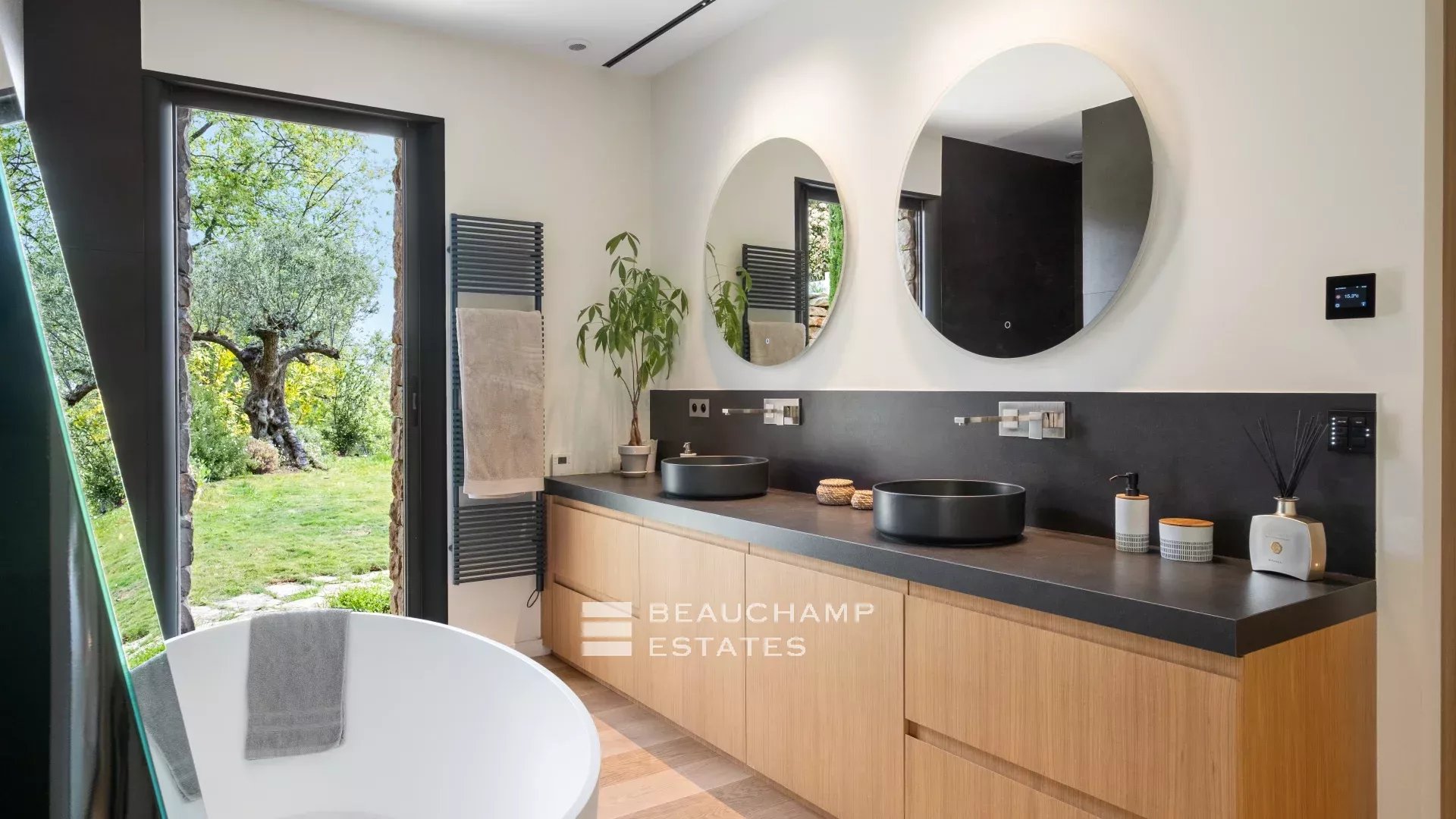 Villa néoprovençale de 4 chambres avec vue époustouflante sur la mer et les montagnes à Spéracèdes 4-bedroom neo-Provencal villa with breathtaking views of the sea and mountains in Spéracèdes