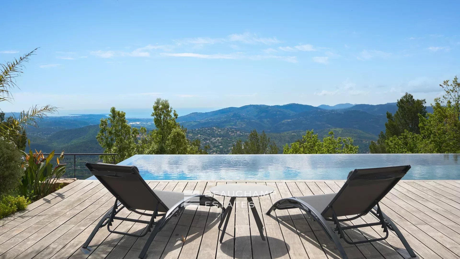 Villa néoprovençale de 4 chambres avec vue époustouflante sur la mer et les montagnes à Spéracèdes 4-bedroom neo-Provencal villa with breathtaking views of the sea and mountains in Spéracèdes