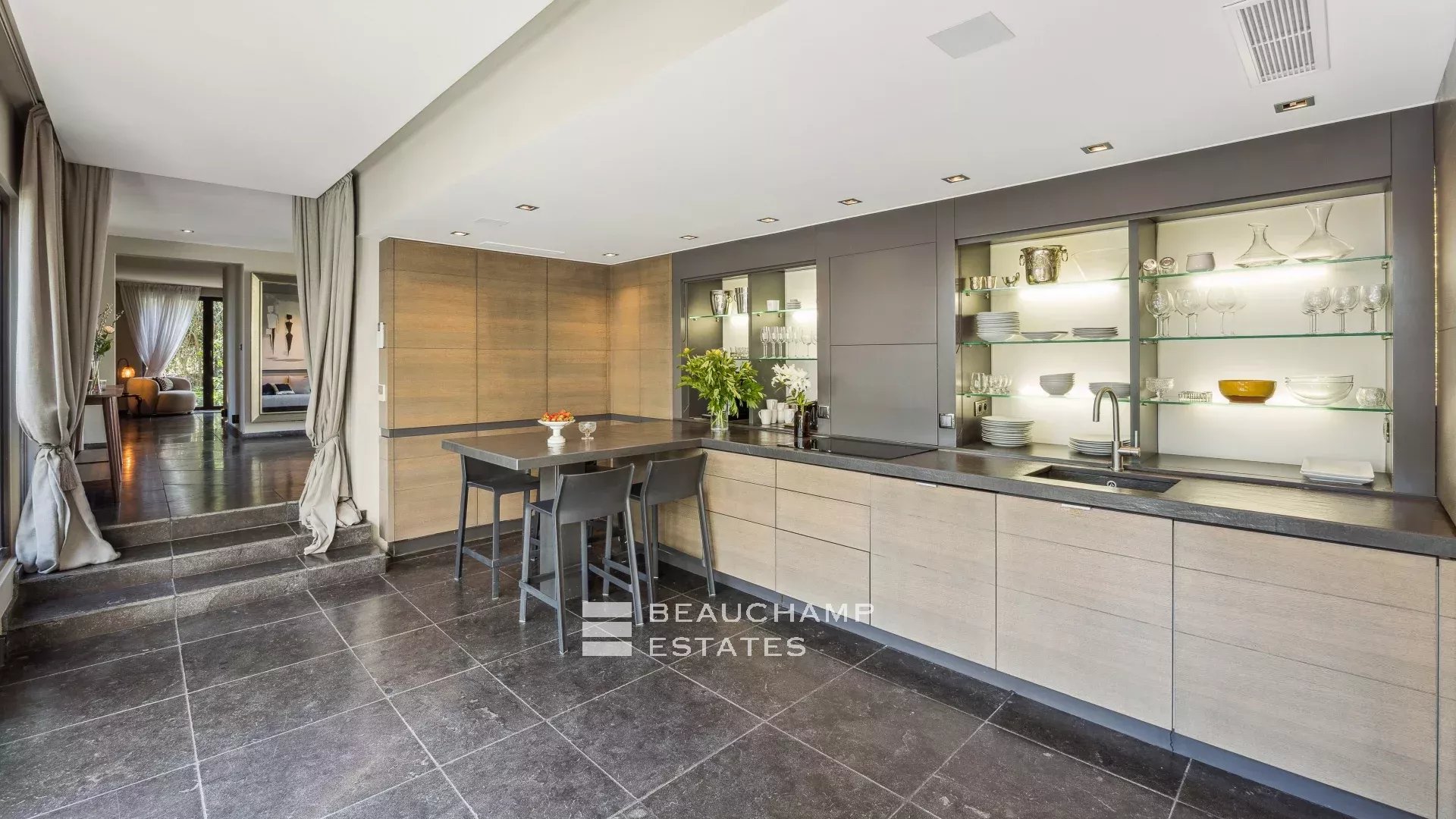 4-bedroom villa in the heart of a residential area of MouginsCharming 4 Bedroom Villa Holidays Mougins 4-bedroom villa in the heart of a residential area of MouginsCharming 4 Bedroom Villa Holidays Mougins