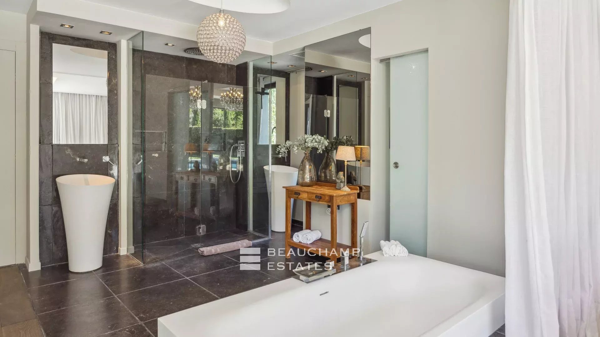 4-bedroom villa in the heart of a residential area of MouginsCharming 4 Bedroom Villa Holidays Mougins 4-bedroom villa in the heart of a residential area of MouginsCharming 4 Bedroom Villa Holidays Mougins