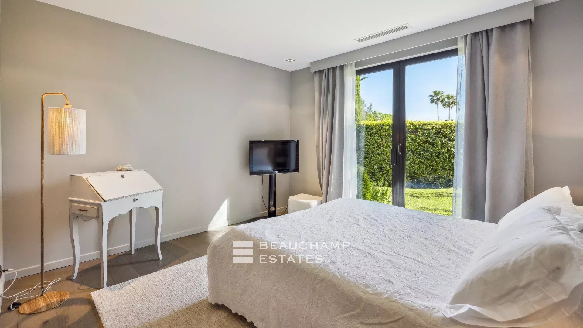 4-bedroom villa in the heart of a residential area of MouginsCharming 4 Bedroom Villa Holidays Mougins 4-bedroom villa in the heart of a residential area of MouginsCharming 4 Bedroom Villa Holidays Mougins