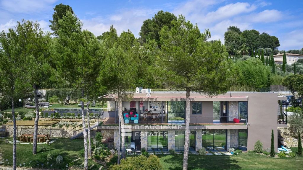 5-bedroom architect-designed villa in the heart of a gated domain in Mougins
