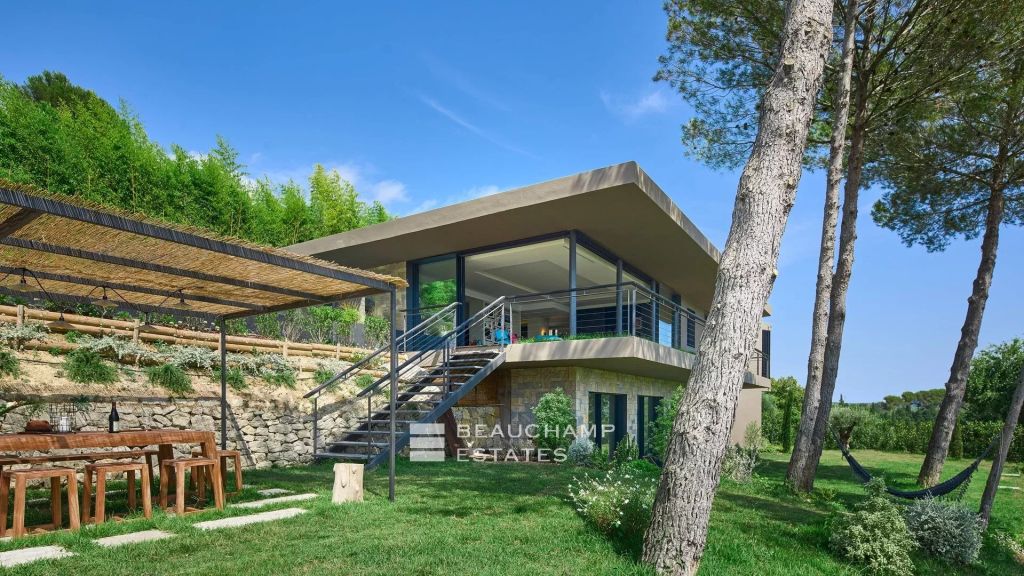 5-bedroom architect-designed villa in the heart of a gated domain in Mougins