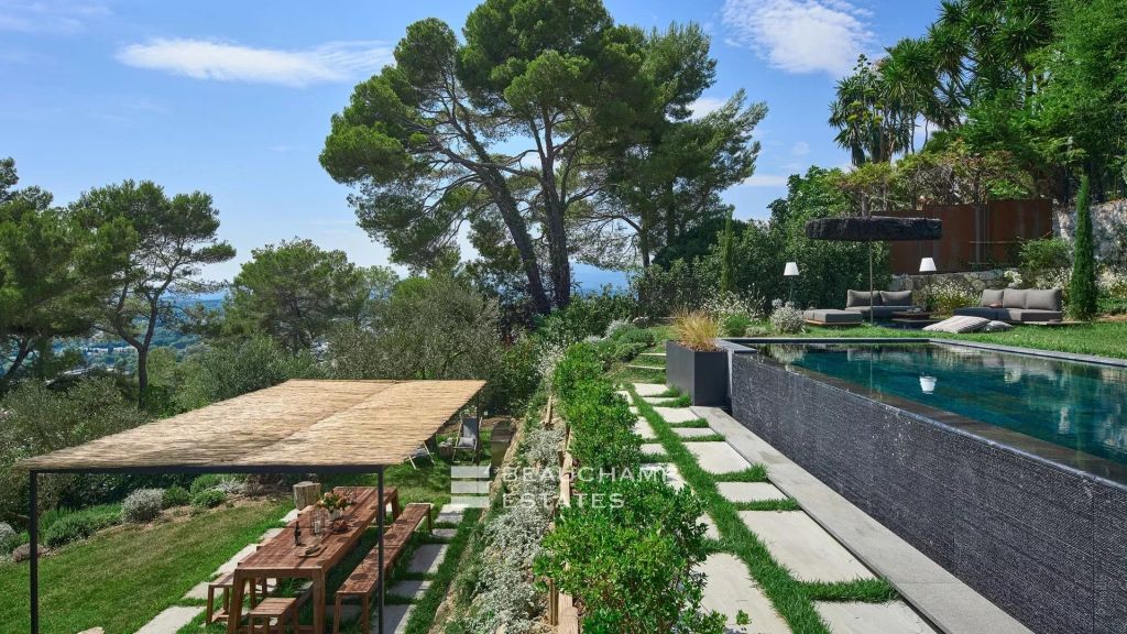 5-bedroom architect-designed villa in the heart of a gated domain in Mougins