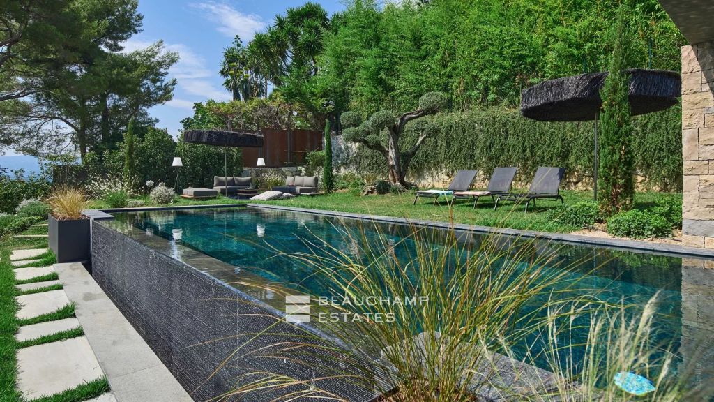 5-bedroom architect-designed villa in the heart of a gated domain in Mougins