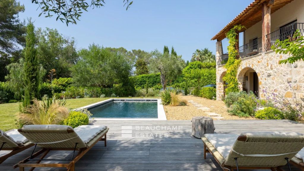 5-bedroom neo-Provençal villa in the heart of a quiet residential neighborhood in Mougins
