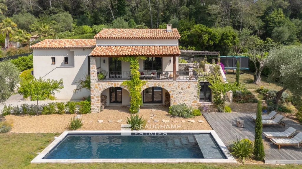 5-bedroom neo-Provençal villa in the heart of a quiet residential neighborhood in Mougins