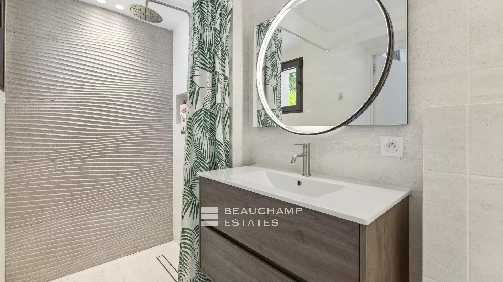 5-bedroom neo-Provençal villa in the heart of a quiet residential neighborhood in Mougins 5-bedroom neo-Provençal villa in the heart of a quiet residential neighborhood in Mougins