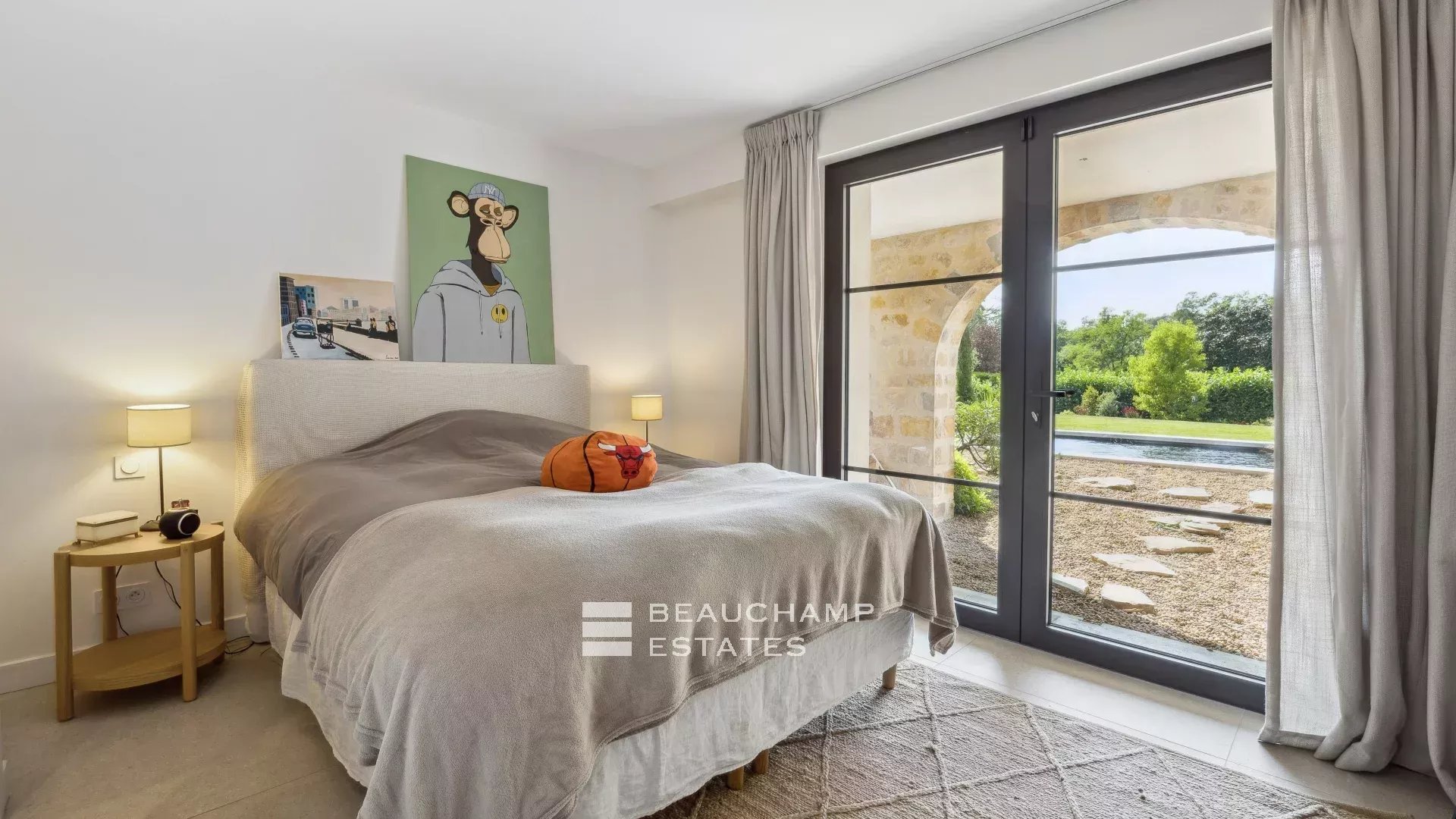 5-bedroom neo-Provençal villa in the heart of a quiet residential neighborhood in Mougins 5-bedroom neo-Provençal villa in the heart of a quiet residential neighborhood in Mougins